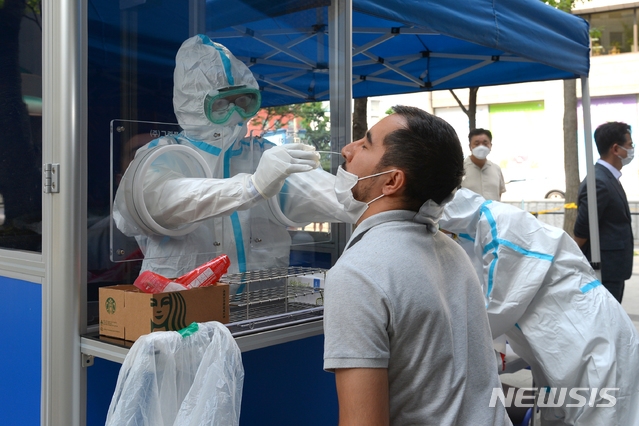서울 중구는 신종 코로나바이러스 감염증(코로나19) 집단발생을 예방하기 위해 광희동 주민센터 앞 쌍림어린이공원에 야외 임시선별진료소를 마련하고 중앙아시아거리 지역 영업 종사자들을 대상으로 진단검사를 16~17일 실시했다. (사진=중구 제공)