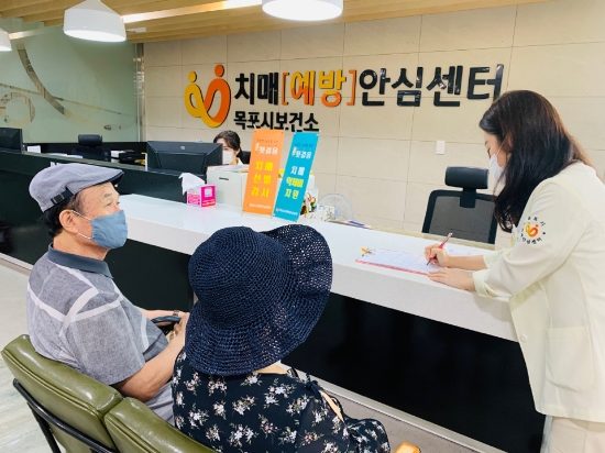 목포시 치매안심센터는 치매환자의 삶의 질 향상을 위해 치료비 및 조호물품을 지원한다/사진=목포시