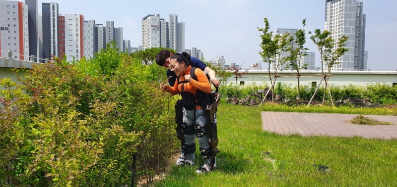 웨어러블 재활로봇을 통해 재활훈련을 하고 있는 모습 (사진제공=화성시 동탄 아르딤복지관)
