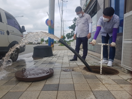 영암군이 최근 일부 타 지역 수돗물에서 유충이 발생되는 사례와 관련해 군에서 관리하는 정수장 4개소와 배수지 5개소 및 수돗물 공급시설에 대해 긴급 점검을 실시했다/사진=영암군