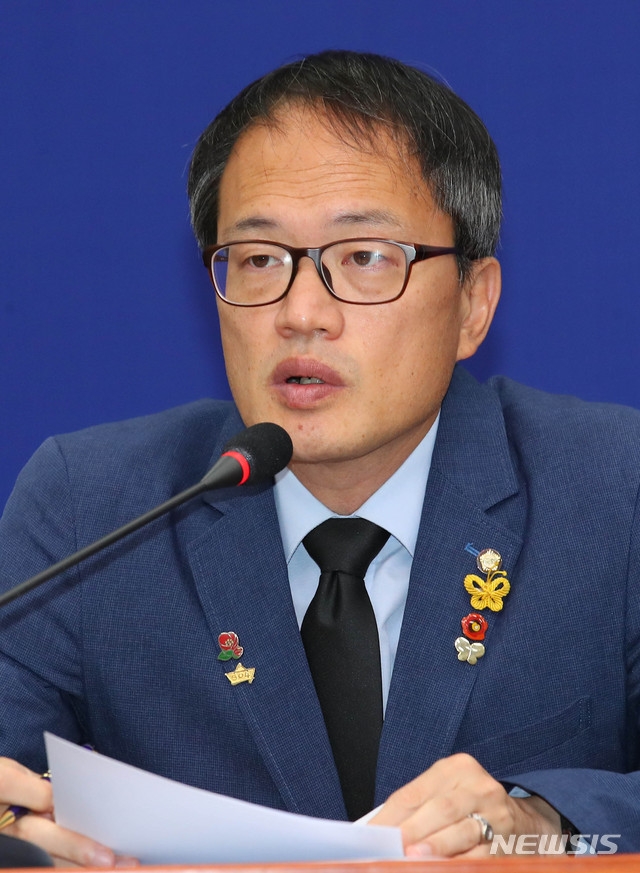 박주민 더불어민주당 최고위원이 13일 서울 여의도 국회에서 열린 더불어민주당 최고위원회의에 참석해 현안관련 발언을 하고 있다.