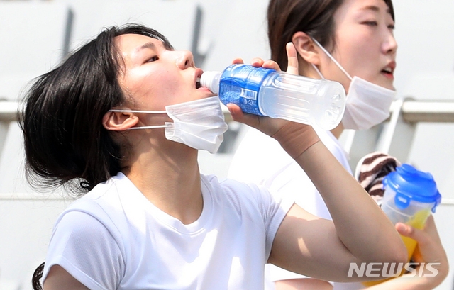 인천 서구 아시아드 주경기장에서 열린 인천지방경찰청 경찰 채용 체력검정시험에서 지난달 더위에 지친 응시생들이 음료수를 마시고 있다.