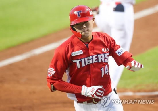 김규성 솔로 홈런(대전=연합뉴스) 김연수 기자 = 21일 오후 대전 한화생명 이글스파크에서 열린 프로야구 KIA - 한화 경기. 4회 초 KIA 김규성이 솔로 홈런을 치고 홈을 밟고 있다.