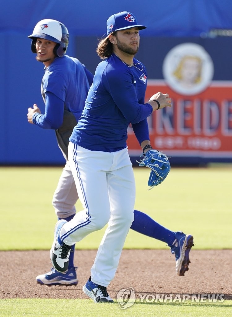 지난 2월 애틀랜타 브레이브스와의 시범경기에서 더블플레이를 하고 있는 토론토 블루제이스 보 비셋.