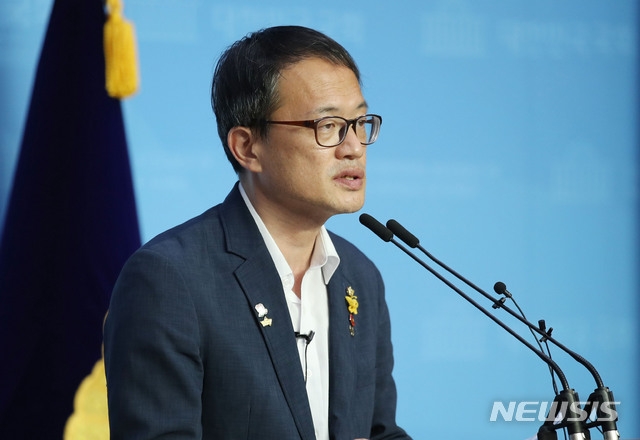 박주민 더불어민주당 의원이 21일 서울 여의도 국회 소통관에서 더불어민주당 당대표 출마 기자회견을 하고 있다.
