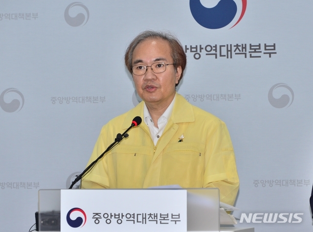 권준욱 질병관리본부 중앙방역대책본부 부본부장이 21일 오후 2시10분 충북 오송 질병관리본부에서 열린 신종 코로나 바이러스 감염증(코로나19) 정례브리핑에서 발언하고 있다. (사진=중앙방역대책본부 제공)