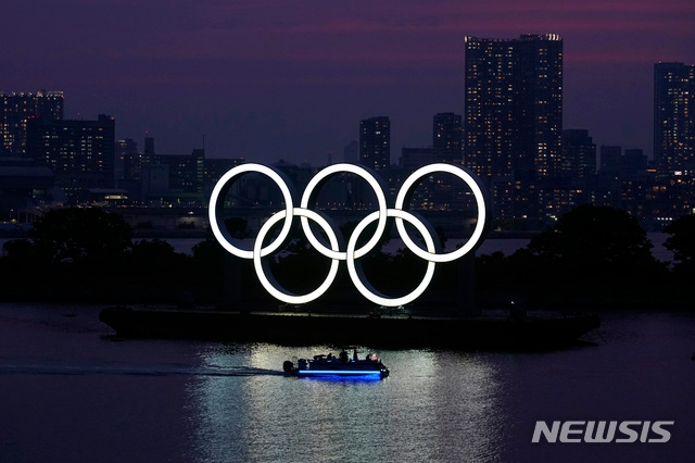 지난 6월 3일 밤 일본 도쿄 오다이바 해양공원에 설치된 올림픽 오륜 조형물이 빛나고 있다.