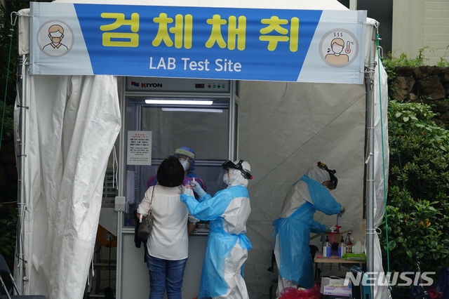 제주시 한림읍 주민들이 한림2리 소재 한림서부보건소에 마련된 검체검사소에서 검체검사를 위한 절차를 밟고 있다.