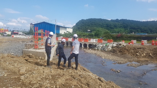여수시가 국도17호선~월산교차로 도로확장공사 현장 점검을 실시하고 있다./사진=여수시