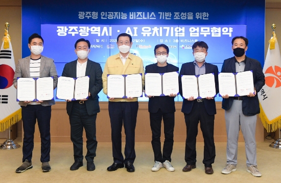 이용섭 광주광역시장은 22일 오전 시청 비즈니스룸에서 열린 광주형 인공지능 비즈니스 기반 조성을 위한 업무협약식에서 협약서에 서명한 후 한지형 ㈜오토노머스에이투지 대표, 지영호 ㈜알파도 대표, 박민우 ㈜크라우드웍스 대표, 안성민 ㈜오투오 대표, 김영국 알바이오텍㈜ 대표와 기념촬영을 하고 있다./사진=광주광역시