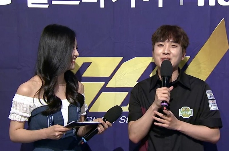 방송 인터뷰에 임하고 있는 조성호(오른쪽, 사진=아프리카TV 생중계 화면 캡처).