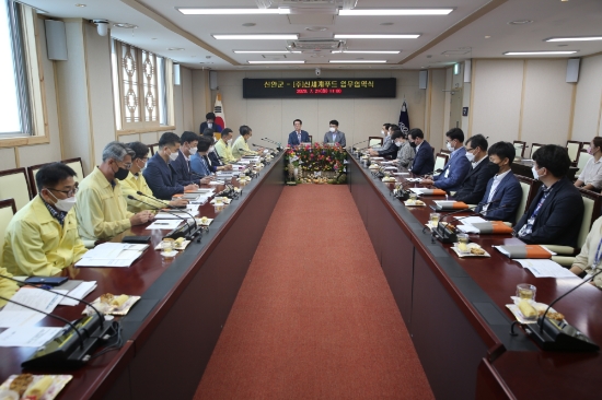신안군이 21일 신세계푸드와 손잡고 신안 특산물을 활용한 제품개발과 외식 메뉴개발 등에 대한 업무협약(MOU)을 체결했다