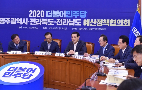 이용섭 광주광역시장이 23일 오전 서울 여의도 국회 더불어민주당 대표 회의실에서 열린 '더불어민주당-광주광역시·전남도·전북도 예산정책협의회'에 참석해 지역현안을 설명하고 국비예산 확보에 적극 나서줄 것을 요청하고 있다./사진=광주광역시