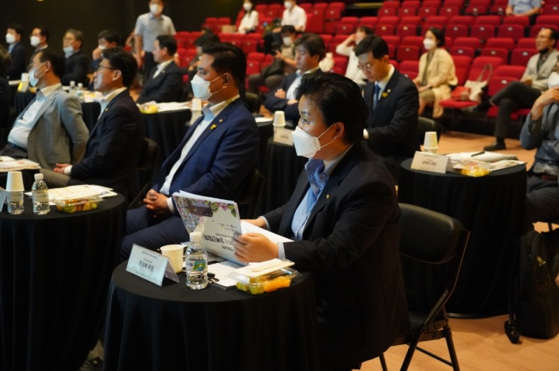 오류동 행복주택 주거복지 행복간담회에서 문정복의원(앞줄 맨 오른쪽)이 발표자의 의견을 경청하고 있다.