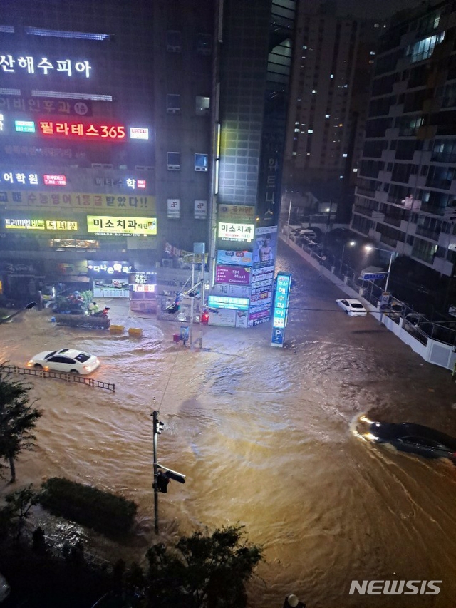 부산지역에 호우경보가 발효된 23일 오후 연제구 연산동의 한 도로가 침수됐다. (사진=부산경찰청 제공)