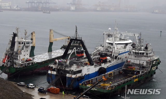 국립부산검역소는 부산항에 정박 중인 러시아 국적 원양어선 '페트로1호'(7733t)의 선원 94명 중 32명이 신종 코로나바이러스 감염증(코로나19) 확진 판정을 받았다고 24일 밝혔다.