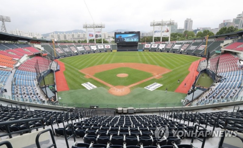 2020 프로야구 키움 히어로즈와 LG 트윈스의 경기가 열리는 6월 25일 오후 서울 송파구 잠실야구장의 모습.