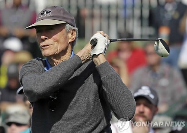 미국 PGA 프로암에는 클린트 이스트우드와 같은 세계적인 명배우가 참가한다. 사진은 AT&T 페블비치 프로암에 단골로 참가하는 클린트 이스트우드 모습.