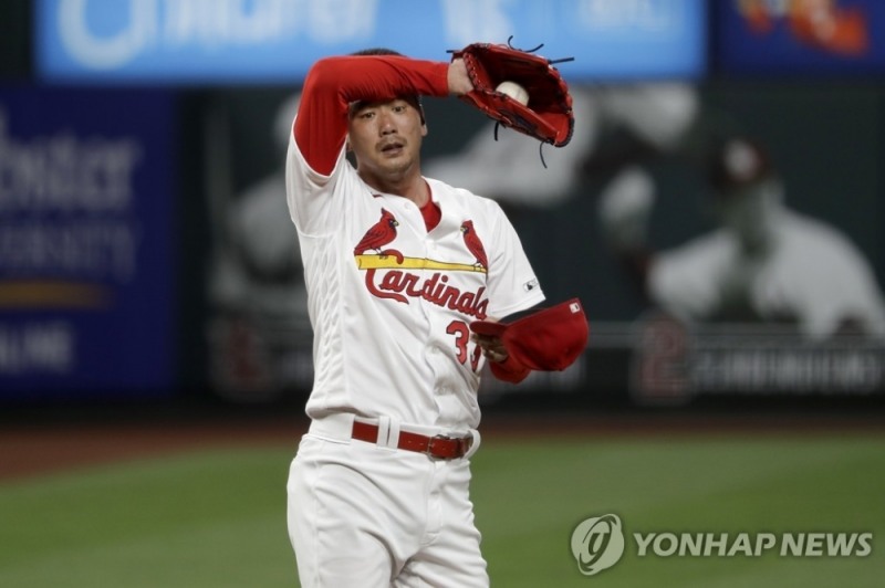 25일 MLB 개막전에서 투구 도중 땀을 닦는 김광현.