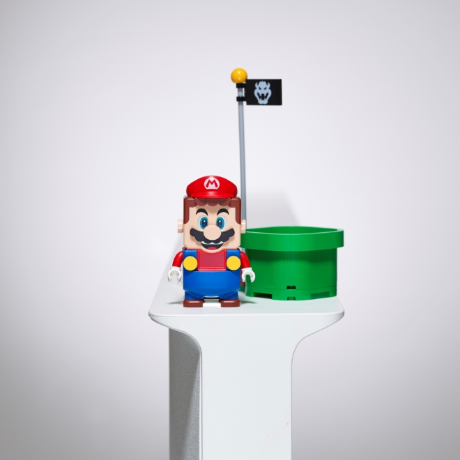 (사진=삼성전자) '더 세리프' TV에 유명 브랜드 소품들을 배치해 다양한 디자인을 연출한 모습.