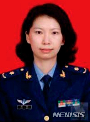 비자 사기 혐의로 미 연방수사국(FBI)에 체포된 중국인 탕쥐안의 군복 착용 사진. 탕쥐안은 군 당국과의 관련성을 숨기고 미국에 입국한 혐의로 FBI 조사를 받은 뒤 샌프란시스코 중국 영사관에 피신했던 것으로 알려져 있다. AP에 따르면 지난 23일 FBI가 탕쥐안을 체포했다.