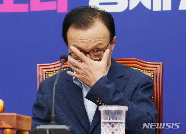 이해찬 더불어민주당 대표가 15일 서울 여의도 국회에서 열린 더불어민주당 최고위원회의에 참석해 생각에 잠겨 있다.