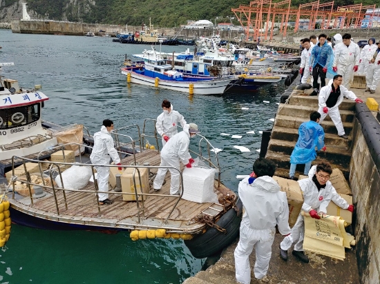 지난21일 신안군 흑산면 가거도항 방파제공사에 투입된 부산선적 예인선이 침몰하면서 연료유 벙커A 등 총 28㎘중 일부가 흘러나와 긴급하게 투입돼 방제 활동을 펼치고 복귀하고 있는 공무원들/사진=신안군