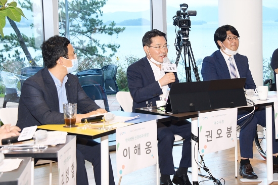 지난 24일 오후, 웅천 장도 ‘아트카페’에서 열린 ‘포스트 코로나 시민공감 토론회’에서 권오봉 여수시장이 토론회를 주재하고 있다./사진=여수시