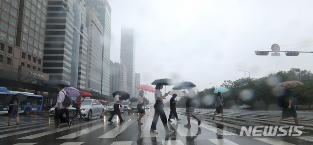 전국 대부분 지역이 흐리거나 비가 내리고 있는 지난 20일 오전 서울 여의도환승센터에서 시민들이 우산을 쓰고 출근하고 있다.