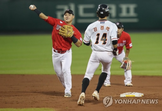 27일 오후 대전 한화생명 이글스파크에서 열린 프로야구 SK - 한화 경기. 2회 말 1사 후 주자 1루에서 한화 반즈의 병살타로 1루 주자 강경학이 2루에서 포스아웃되고 있다.