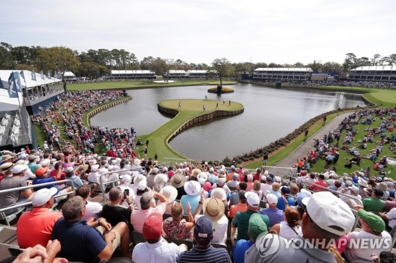 미국의 대표적인 골프장인 플로리다주 폰테 베드라 TPC 소그래스. 호수로 둘러싸인 17번홀 주위로 관람석이 조성돼 있다.