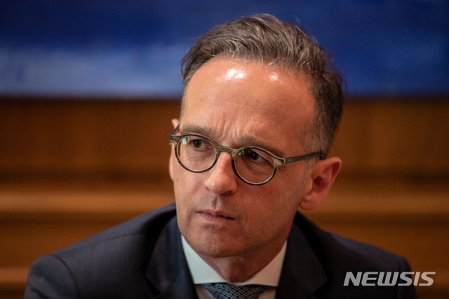 하이코 마스 독일 외무장관이 21일(현지시간) 그리스 아테네에서 키리아코스 미초타키스 그리스 총리와 만난 모습.