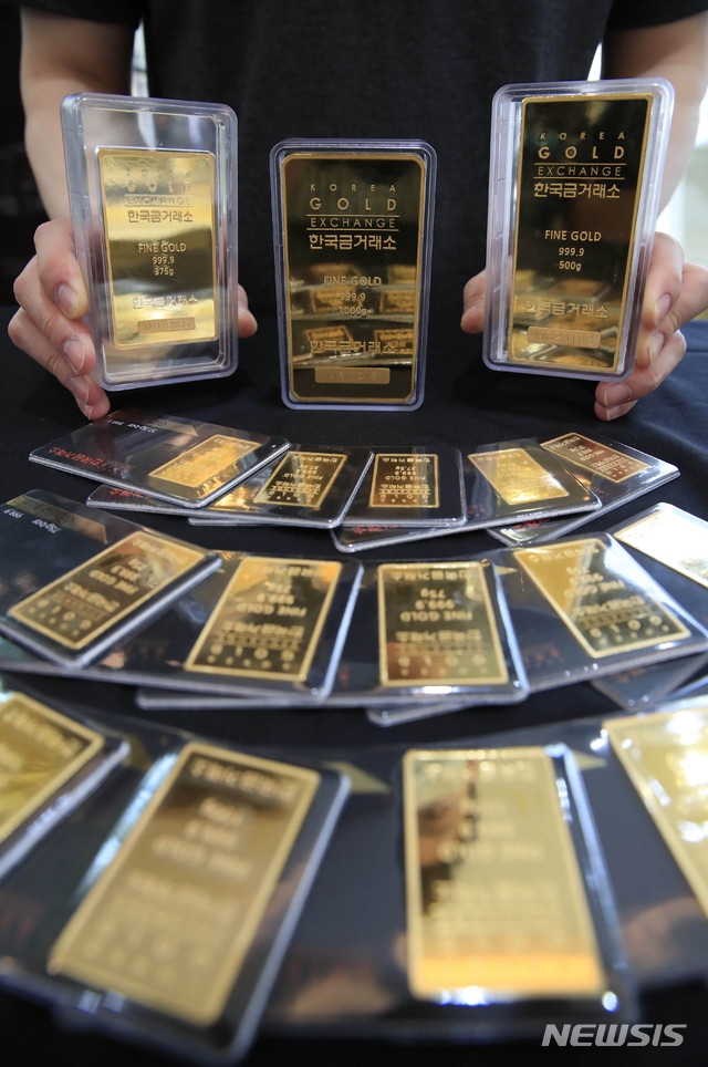 신종 코로나바이러스 감염증(코로나19) 확산세 속 국제 금융시장에서 금값이 연일 상승하고 있는 8일 오후 서울 종로구 한국금거래소 본점에서 한 직원이 골드바를 정리하고 있다.