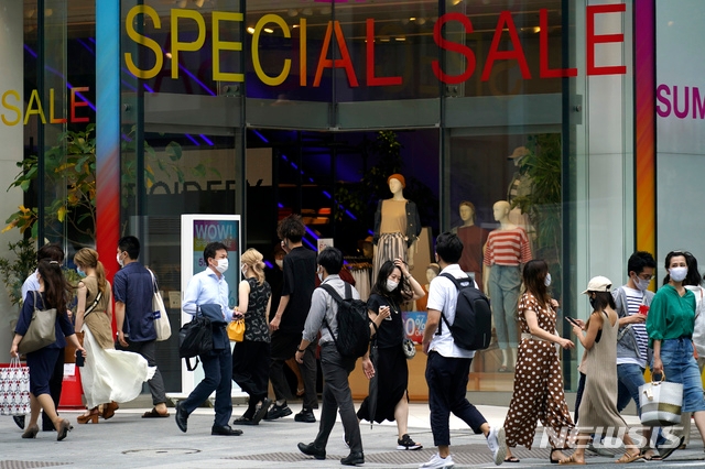 27일 일본 도쿄 쇼핑가에서 마스크를 쓴 시민들이 걷고 있다. 도쿄 당국은 27일 131명의 신종 코로나바이러스 감염증(코로나19) 확진자가 확인됐다고 밝혔다.