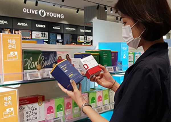 (사진=올리브영) 지난 27일 올리브영 명동 플래그십을 방문한 고객이 슬리밍 제품을 살펴보고 있는 모습