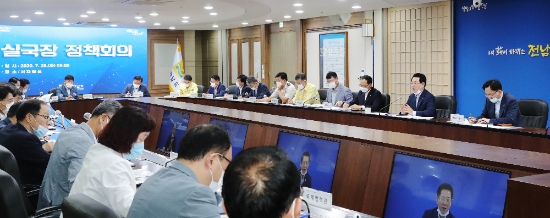 김영록 전라남도지사가 28일 오전 도청 서재필에서 실국장 정책회의를 주재하고 있다./사진=전라남도