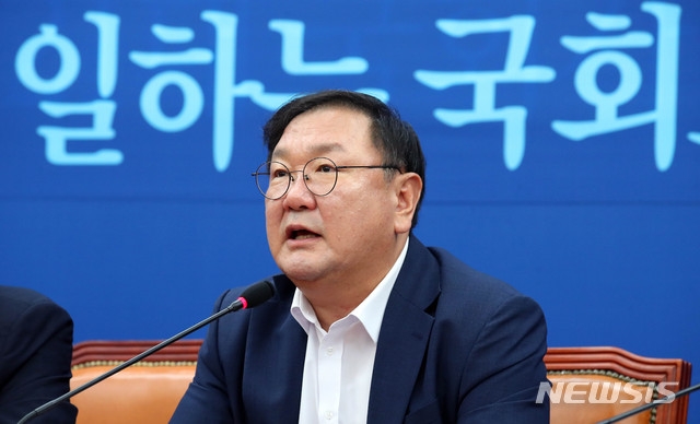 김태년 더불어민주당 원내대표가 28일 서울 여의도 국회에서 열린 더불어민주당 원내대책회의에 참석해 현안관련 발언을 하고 있다.