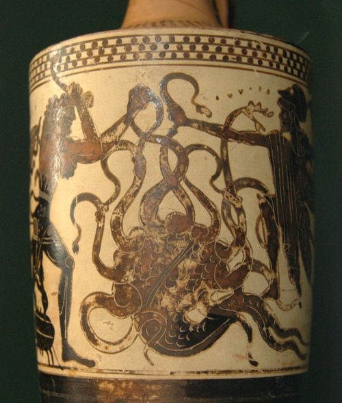 히드라를 묘사한 고대 도자기.
