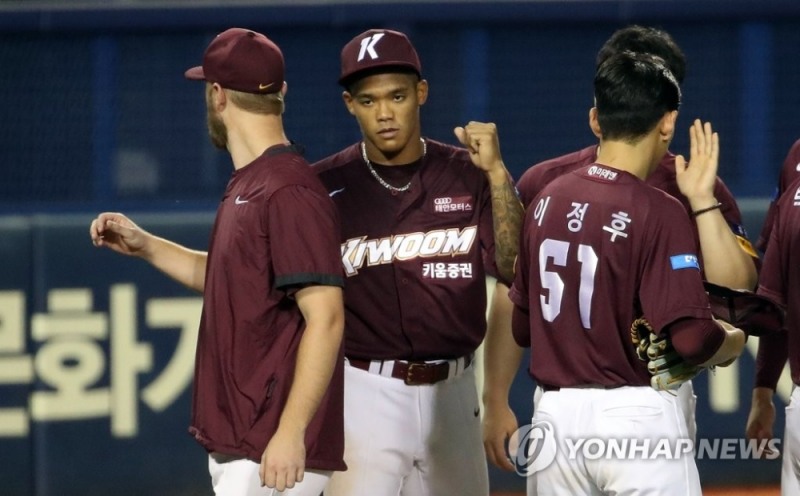 키움의 빅리그 올스타 출신의 러셀이 KBO 리그 데뷔전에서 쐐기 2타점 적시타를 날리는 등 승리에 한몫을 했다