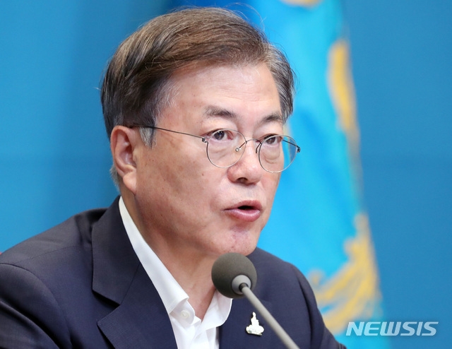 문재인 대통령이 지난 27일 청와대 여민관에서 열린 수석 보좌관회의에 참석해 발언을 하고 있다.