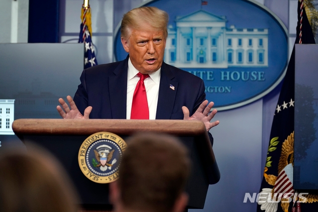 도널드 트럼프 미국 대통령이 28일(현지시간) 백악관에서 기자들의 질문에 답변하는 모습.