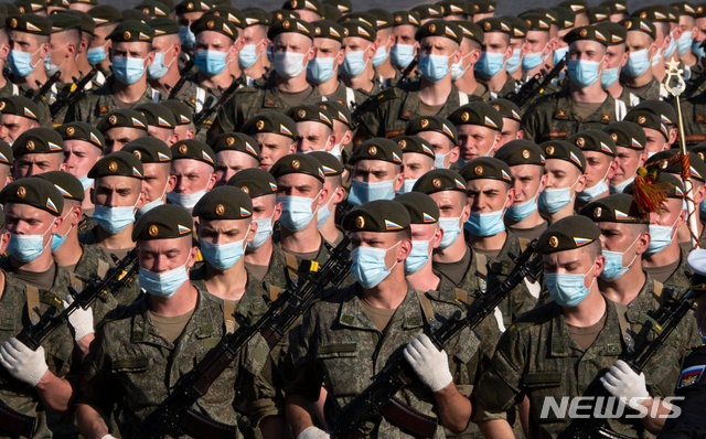 17일(현지시간) 러시아 상트페테르부르크에서 신종 코로나바이러스 감염증(코로나19) 예방을 위해 마스크를 쓴 러시아 사관생도들이 열병식 사전 연습을 하고 있다.