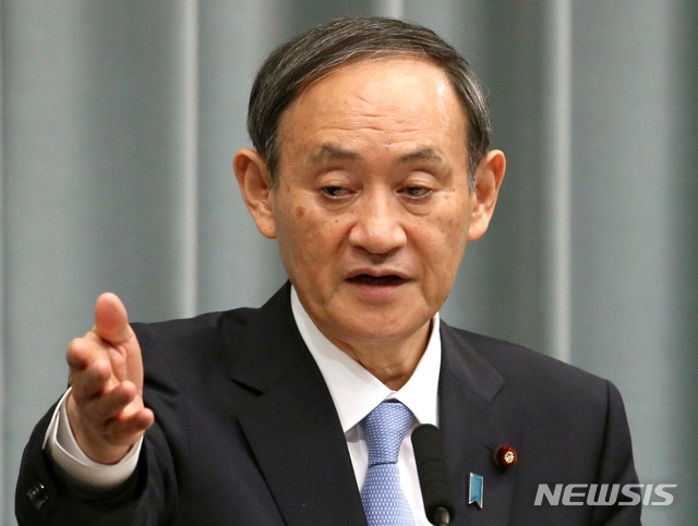 스가 요시히데 일본 관방장관이 지난 2월 26일 도쿄 총리 관저에서 기자회견을 가지고 있다. 