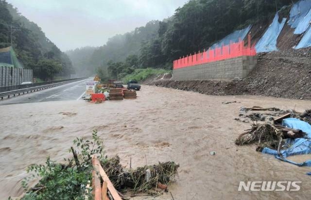 29일 오전 8시께 완주군 상관면 슬치재 국도 17호선으로 토사가 흘러내리면서 한때 도로가 통제됐다.(사진=전북소방본부 제공)