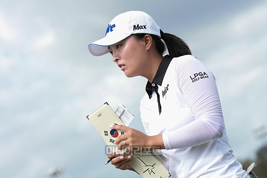 코스 레이팅에 따른 각종 중요 정보가 담긴 '야디지 북'을 프로골퍼들은 대회 중에 긴요하게 활용한다. 사진 세계여자골프 랭킹 1위 고진영이 태극기 마크가 새겨진 야디지 북을 보고 코스 공략을 모색하고 있는 모습.