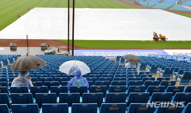 지난 26일 중앙재난안전대책본부의 프로야구 10% 관중 입장 재개 발표에 따라 28일 오후 대구 수성구 삼성라이온즈파크에서 열린 예정이었던 프로야구 ‘2020 신한은행 SOL KBO리그’ 한화 이글스와 삼성 라이온즈 경기가 비가 오는 관계로 취소됐다.