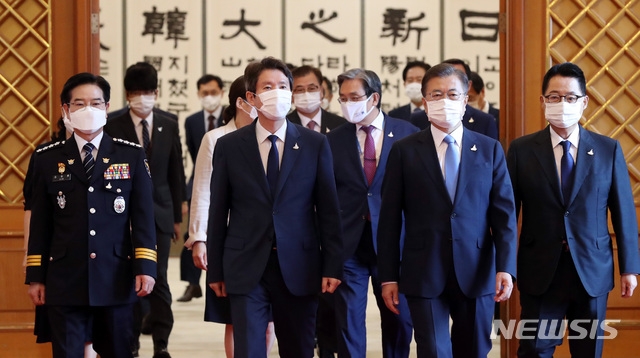 문재인 대통령이 29일 청와대 본관에서 열린 신임 통일부장관, 국가정보원장, 경찰청장 임명장 수여식 후 환담장으로 이동하고 있다. 앞줄 왼쪽부터 김창룡 경찰청장, 이인영 통일부장관, 문 대통령, 박지원 국가정보원장.