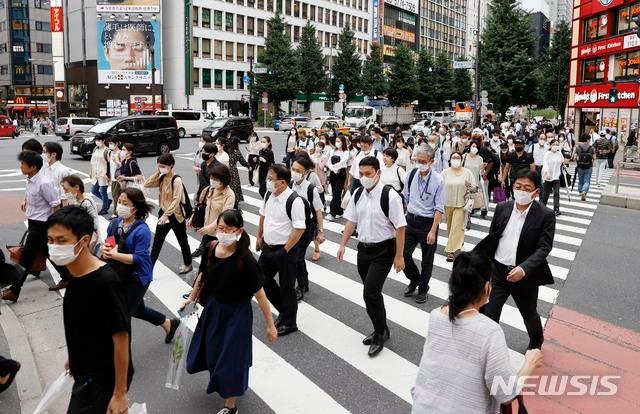 지난 29일 일본 도쿄의 한 횡단보도를 신종 코로나바이러스 감염증(코로나19) 예방을 위해 마스크를 쓴 시민들이 건너고 있다. 