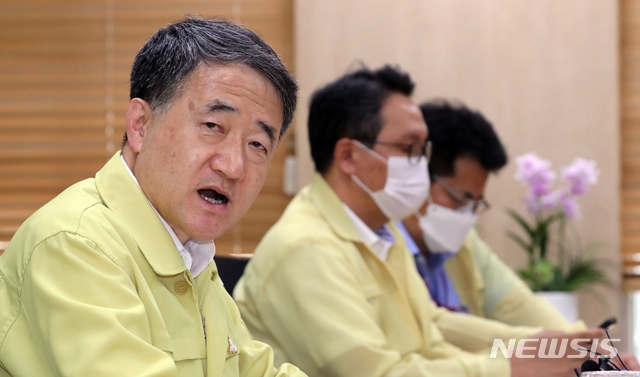 박능후 보건복지부 장관이 27일 정부세종청사 보건복지부 국제회의실에서 열린 코로나19 중앙사고수습본부-중앙방역대책본부 영상 합동회의에서 모두발언을 하고 있다.