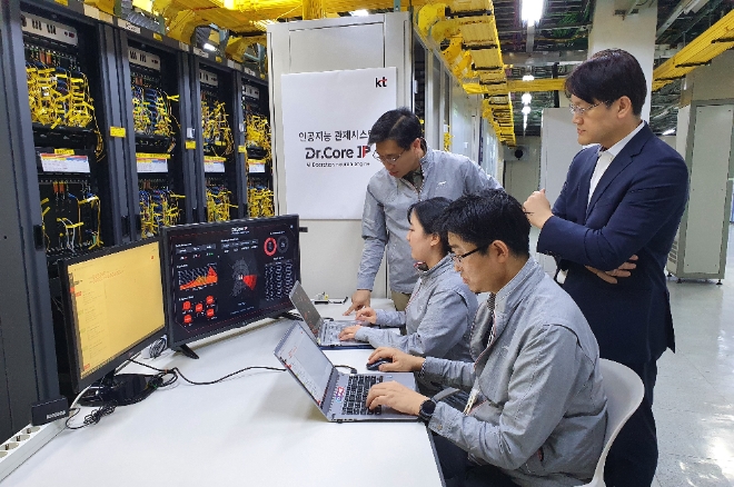 (사진=KT)KT 임직원들이 닥터코어 IP를 활용해 부산∙경남 지역의 KT 기가인터넷 네트워크를 점검하고 있다.